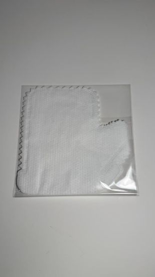 صورة قفازات ناعمة لمسح أوراق النباتات